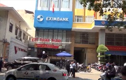 Khám xét và tạm giữ 2 cán bộ Eximbank