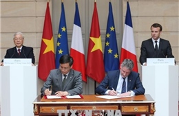 Tổng Bí thư Nguyễn Phú Trọng và Tổng thống Pháp chứng kiến lễ ký nhiều văn bản hợp tác 