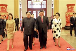 Những bộ váy khiến phu nhân ông Kim Jong-un &#39;ghi điểm&#39; tại Trung Quốc