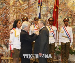 Tổng Bí thư Nguyễn Phú Trọng trao tặng Huân chương Sao vàng cho Chủ tịch Raul Castro Ruz