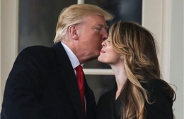 Tổng thống Trump trìu mến hôn từ biệt &#39;kiều nữ truyền thông Nhà Trắng&#39; Hope Hicks