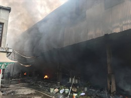 Clip chợ Quang cháy lớn, chìm trong khói lửa