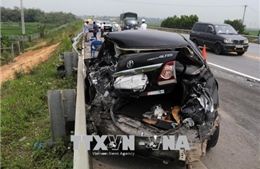Xe container &#39;húc&#39; xe biển xanh vỡ nát trên cao tốc Nội Bài - Lào Cai 