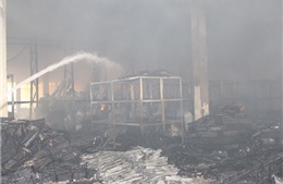Lửa cháy bao trùm toàn bộ 3.000 m2 nhà xưởng Công ty TNHH RK, huy động 15 xe chữa cháy
