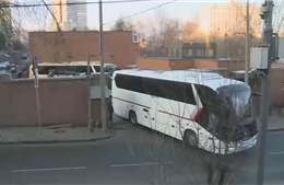 Hạn chót đã điểm, các nhà ngoại giao Mỹ lên xe buýt rời khỏi Đại sứ quán ở Moskva