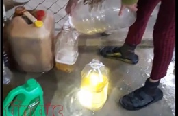 Hà Tĩnh: Kỳ lạ giếng nước đào của nhiều hộ dân chứa đầy dầu hỏa