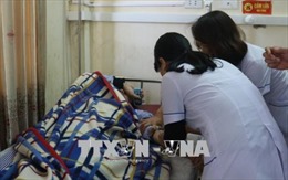 Bố bệnh nhi đấm vỡ kính bác sĩ, bất tỉnh thực tập sinh tại Hà Tĩnh