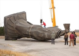 Gió lớn quật đổ tượng đồng Tần Thủy Hoàng nặng 6 tấn
