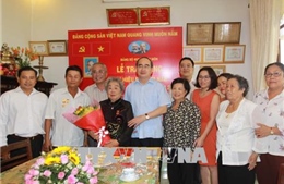Đồng chí Nguyễn Thiện Nhân trao Huy hiệu tặng các đảng viên cao tuổi Đảng