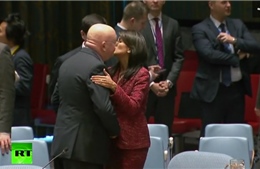 Nụ hôn bất ngờ Đại sứ Nga-Mỹ trao nhau sau màn tranh luận nảy lửa tại HĐBA