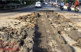 Xe ben rải bùn đất trên đường khiến nhiều người té ngã