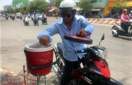 Trà đá miễn phí làm mát lòng người đi đường giữa trời Sài Gòn nắng nóng 