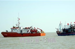Tiếp nhận và lai dắt tàu cá cùng 6 ngư dân Quảng Bình bị nạn trên biển vào bờ an toàn