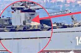 Một ngày sau trận không kích, tàu chiến Nga lừng lững chở xe bọc thép tới Syria