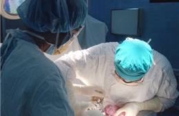 Phẫu thuật an toàn cho bé gái 8 tháng tuổi bị thanh sắt đâm thủng sọ
