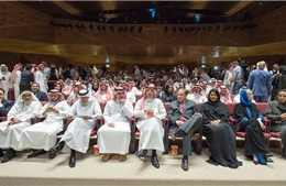 Hình ảnh người dân Saudi Arabia rồng rắn xếp hàng mua vé xem phim lần đầu tiên sau 35 năm