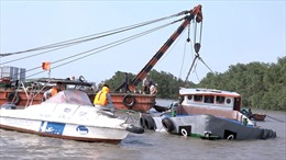 Trục vớt thành công sà lan bị chìm trên sông Sài Gòn