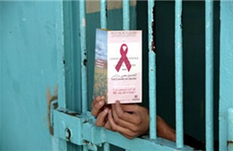 Tăng cường kết nối giữa cơ sở y tế và trại giam trong điều trị HIV/AIDS 