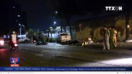 5 người thương vong do xe bán tải tông khi chờ đèn đỏ