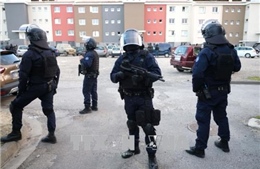 Pháp sơ tán du khách do lo ngại âm mưu tấn công cảnh sát 