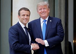 Khi lãnh đạo Pháp-Mỹ &#39;bắt tay nhau thật chặt&#39;