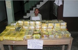 Bắt quả tang một người Lào vận chuyển 40 kg ma túy tổng hợp