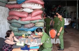 Công an thu giữ 3 tấn vỏ cà phê trộn sỏi và nhuộm bột pin tại Đắk Nông 