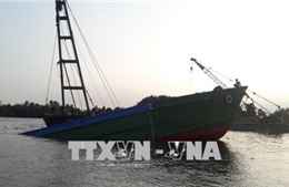 Binh Dương: Trục vớt sà lan hàng trăm tấn chìm trên sông Sài Gòn