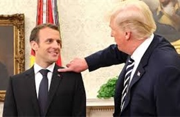 Video Tổng thống Trump phủi gầu trên áo Tổng thống Pháp được chia sẻ với vận tốc chóng mặt