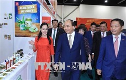 Thủ tướng tham quan gian hàng Việt Nam tại Hội chợ Thực phẩm và Khách sạn châu Á 2018