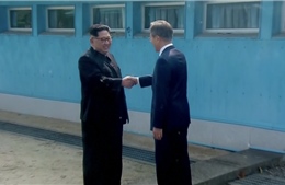 Video cái bắt tay lịch sử giữa Tổng thống Hàn Quốc và nhà lãnh đạo Triều Tiên 