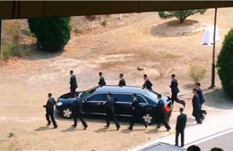 Video vệ sĩ rầm rập chạy theo xe nhà lãnh đạo Kim Jong-un ra khỏi làng đình chiến