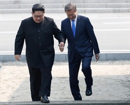 Xem lại video Tổng thống Hàn Quốc bước sang lãnh thổ Triều Tiên