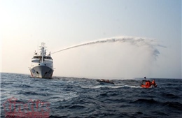 Cảnh sát biển Việt Nam và Trung Quốc luyện tập cứu hộ, cứu nạn tàu cá trên vùng biển Vịnh Bắc Bộ