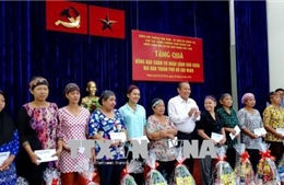 Phó Thủ tướng Trương Hòa Bình tặng quà đồng bào dân tộc Chăm có hoàn cảnh khó khăn