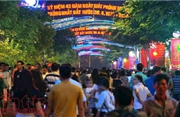 Hàng ngàn người đổ về phố đi bộ Nguyễn Huệ chờ xem bắn pháo hoa
