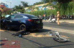 ‘Xế hộp’ nổ lốp tông xe máy và xe ô tô 7 chỗ, 2 người nguy kịch