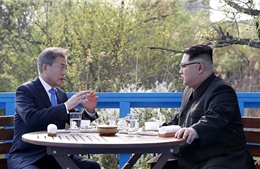 Hai nhà lãnh đạo Hàn-Triều nói gì trong cuộc trò chuyện riêng tư trên cầu?