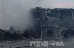 Xe khách bị lật bốc cháy tại Ấn Độ, 27 người thiệt mạng