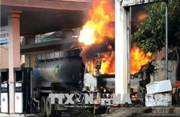 Xe bồn tiếp nhiên liệu bốc cháy tại cây xăng ở Sông Mã, Sơn La