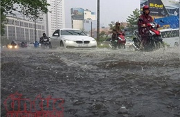 Mưa lớn, nhiều tuyến đường TP Hồ Chí Minh chìm trong biển nước