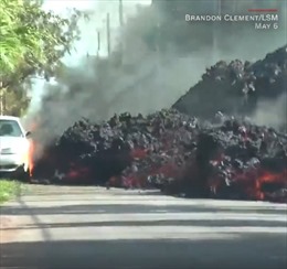Nham thạch gặm nhấm đường phố, nuốt chửng ô tô ở Hawaii