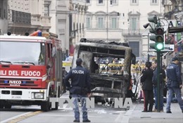 Xe buýt bốc cháy, phát nổ tại Italy