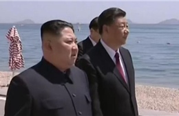 Video lãnh đạo Trung Quốc-Triều Tiên đi dạo dọc bờ biển 