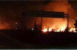 Khói lửa rực trời đêm tại hiện trường vụ tập kích tên lửa của Israel tại Syria