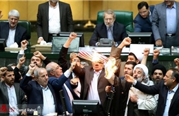 Nghị sĩ Iran đốt cờ Mỹ ngay Quốc hội, phản đối Tổng thống Trump