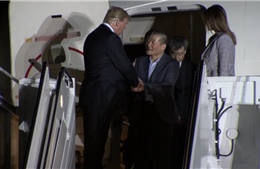 Hình ảnh đầu tiên Tổng thống Trump đón 3 công dân vừa được Triều Tiên trả tự do