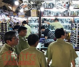 Kiểm tra 20 gian hàng ở chợ Bến Thành, thu giữ hàng ngàn sản phẩm