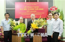 Đồng chí Nguyễn Đình Hương và phu nhân nhận huy hiệu 70 năm tuổi Đảng