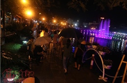 Đội mưa dự khai trương phố đi bộ Trịnh Công Sơn, Hà Nội